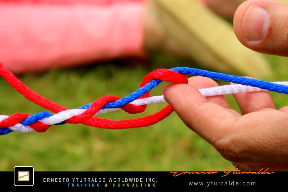 Team Building Nicaragua, actividades de cuerdas bajas que promueven cooperación y liderazgo compartido.