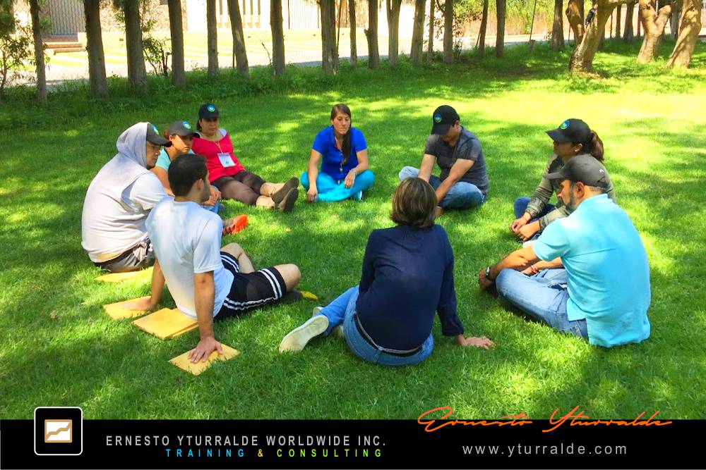 Talleres de Cuerdas Nicaragua, actividades outdoor que fortalecen la empatía y la comunicación de equipo.